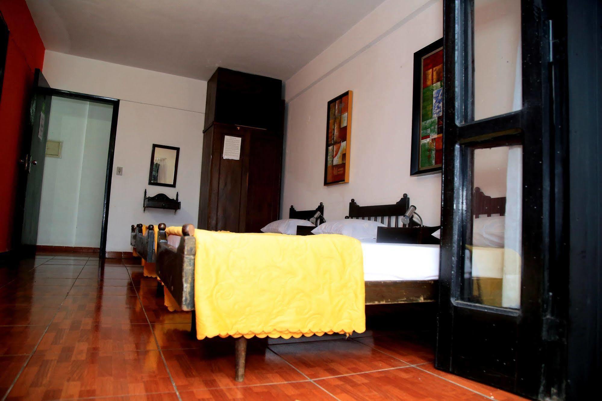 Costanera Hostel Асунсьон Экстерьер фото