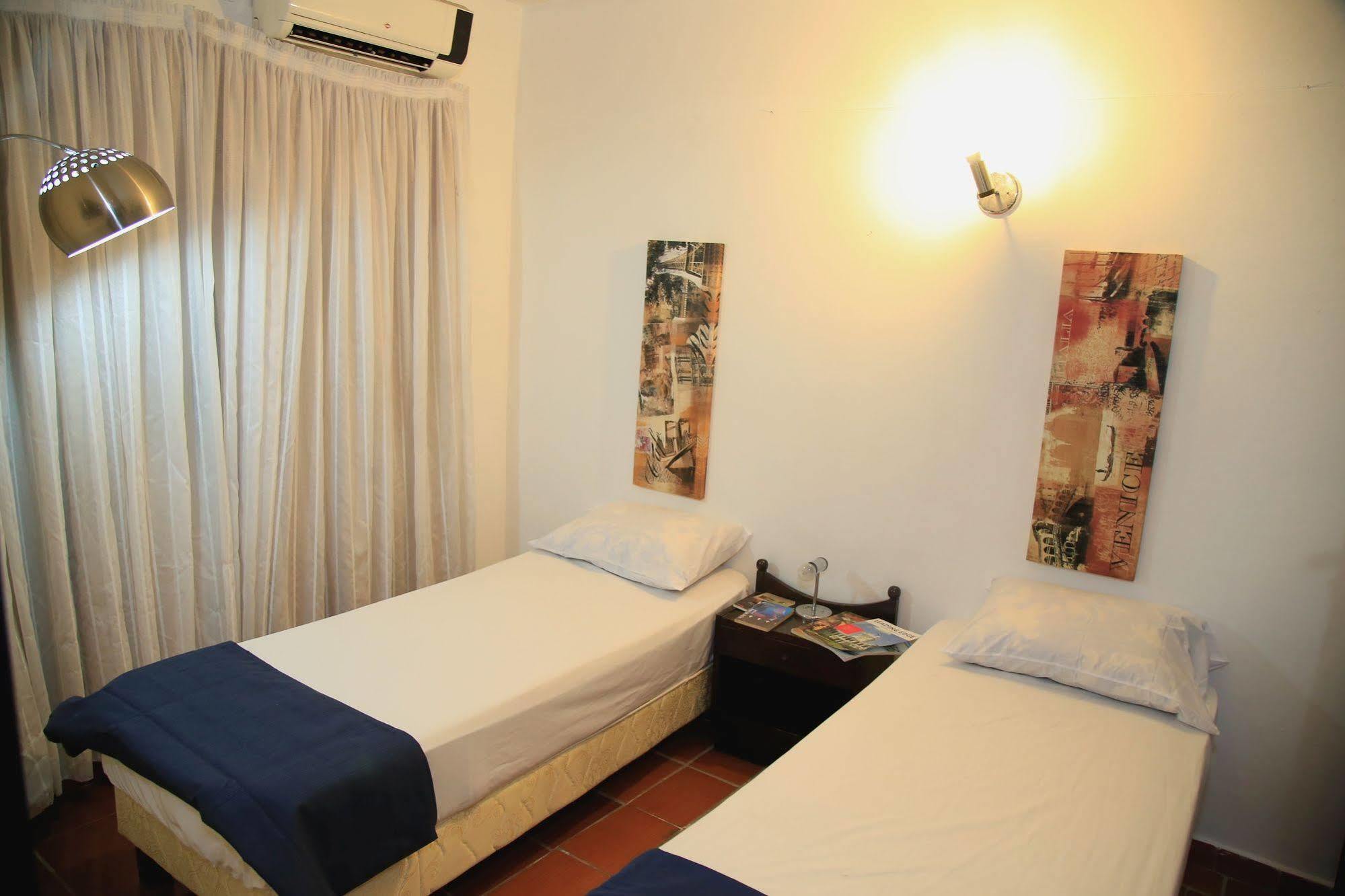 Costanera Hostel Асунсьон Экстерьер фото